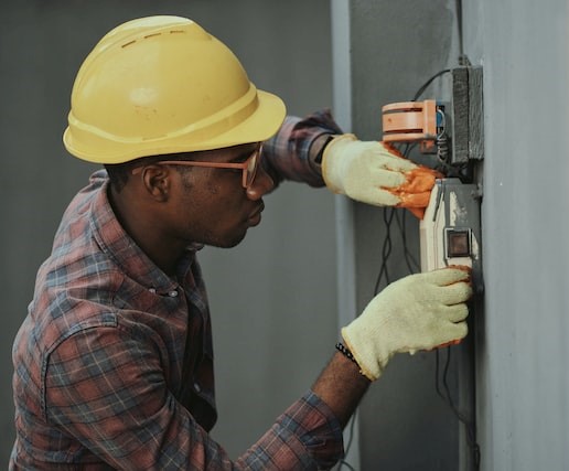 Rockwall Electrician repairing an electricial panel.